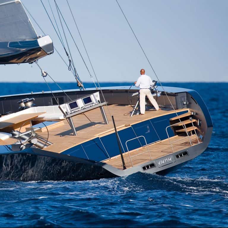 Moški ki je opravil izpit yachmaster A pluje na veliki jadrnici.