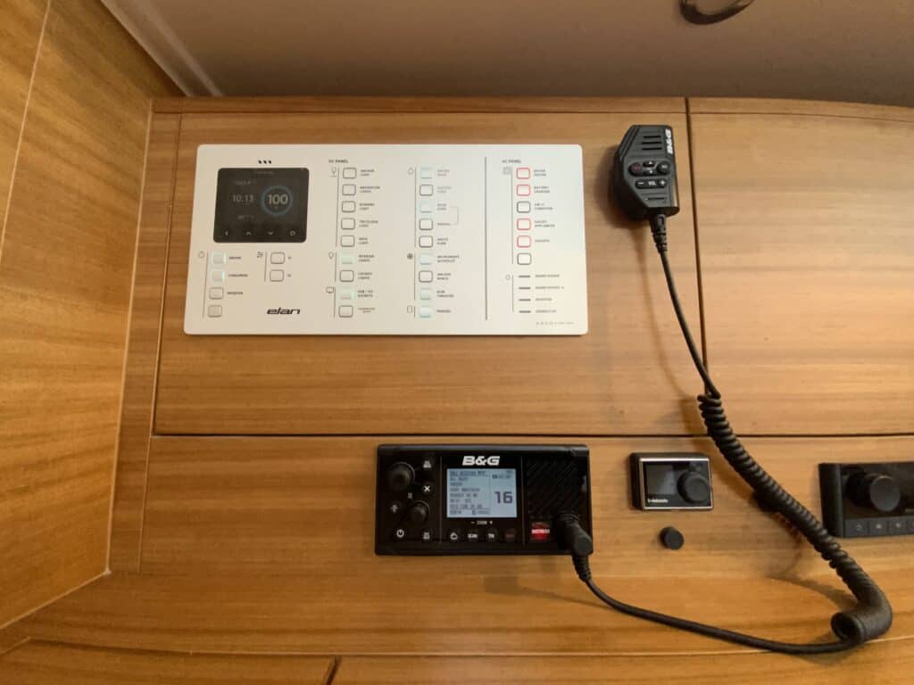 VHF radijska postaja na plovilu katero lahko uporabljate ko opravite VHF GMDSS izpit.